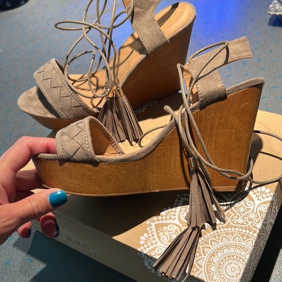 Altard’d State Tan Wedges with original box. - Picture 3 of 6